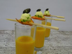 Exotische Hokkaido-Kürbissuppe im Glas