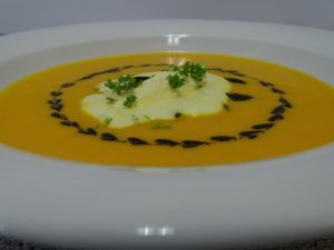 Klassische Hokkaido-Kürbissuppe mit gerösteten Kürbiskernen